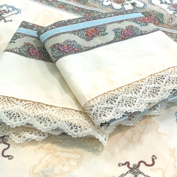 Louis Nichole designer vintage twin sheets in excellent condition. Four pieces. - Picture 3 of 12